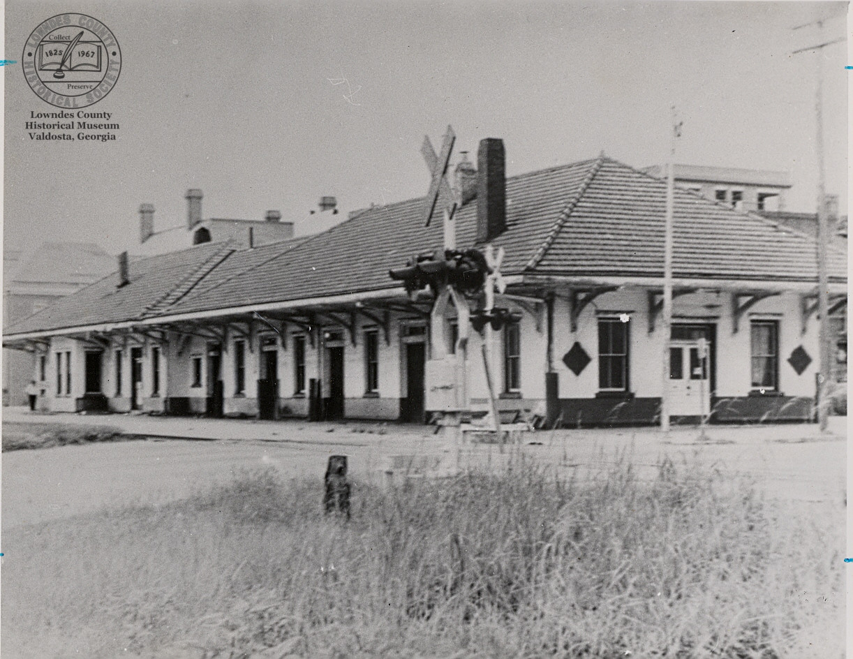 The Atlantic Coast Line depot on South Patterson shortly before demolition