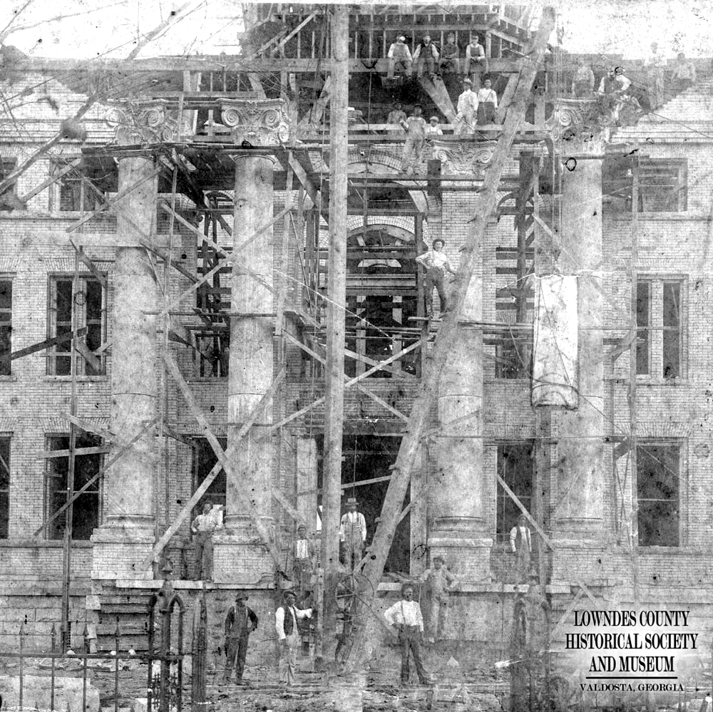 Workers installing the large columns on the south face of the courthouse